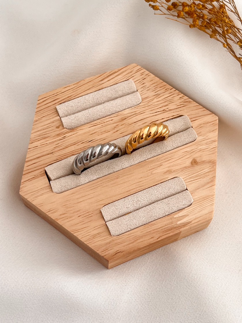 Anel em Aço Dourado ou Prateado Minimalista Torcido Fininho