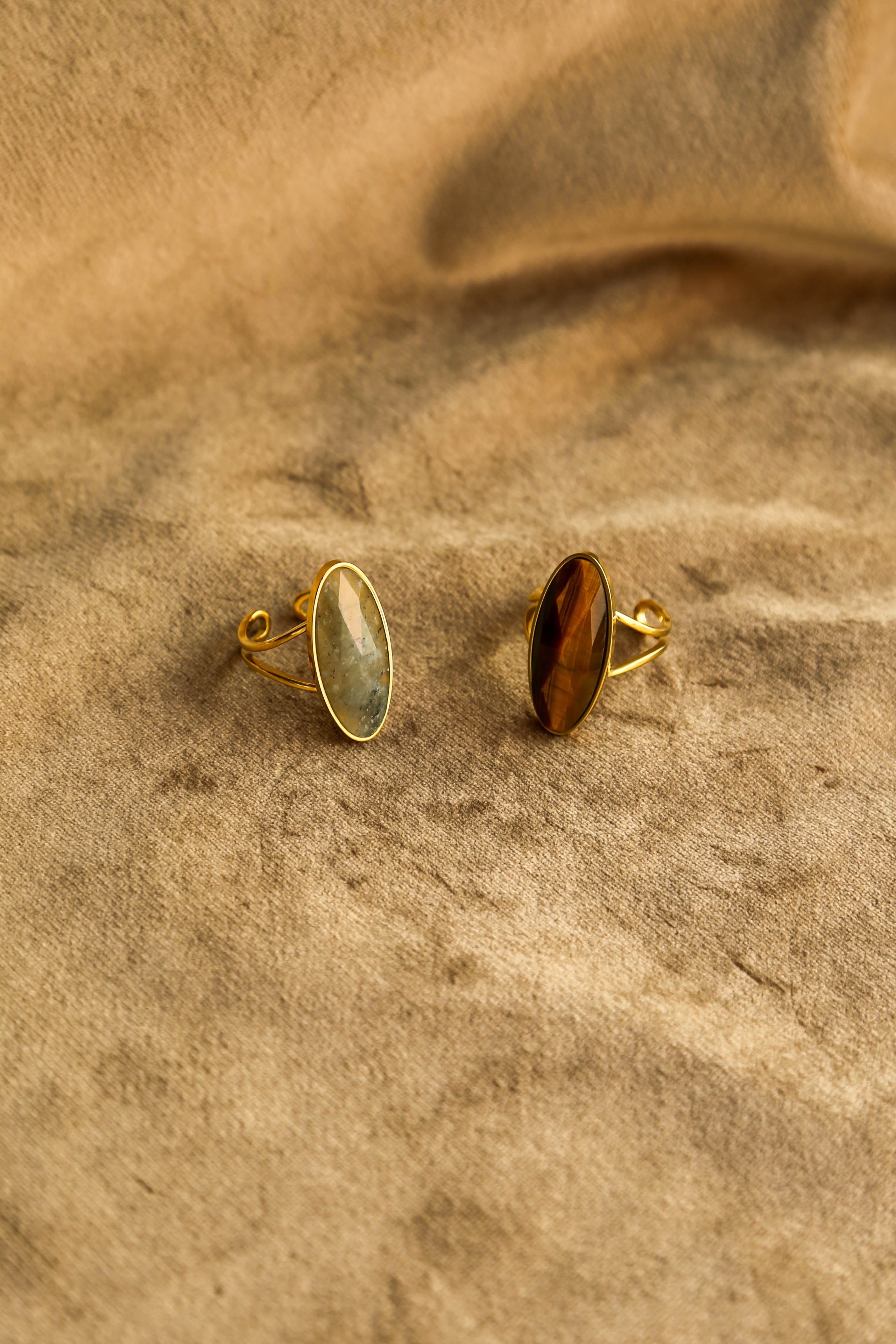 Anel em Aço Dourado Ajustável Oval Grande com Pedra Labradorite ou Olho de Tigre