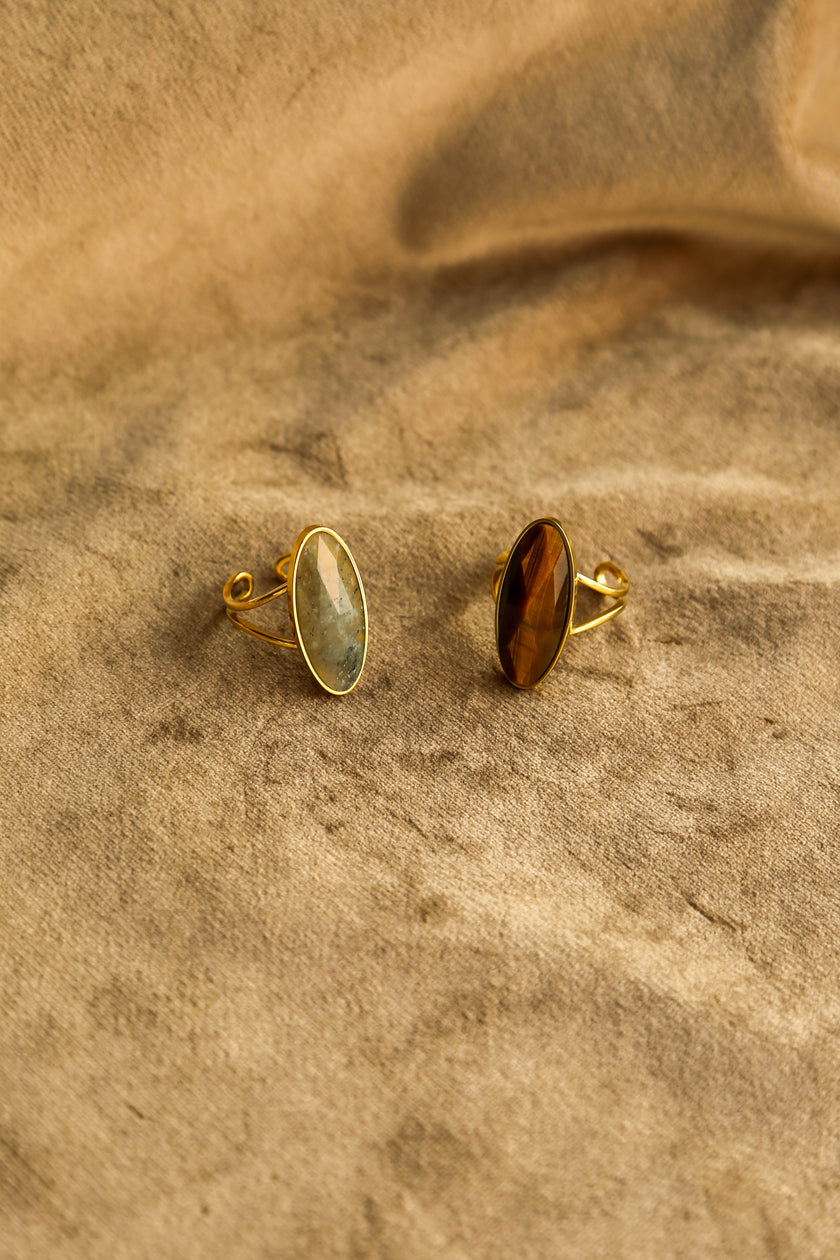 Anel em Aço Dourado Ajustável Oval Grande com Pedra Labradorite ou Olho de Tigre