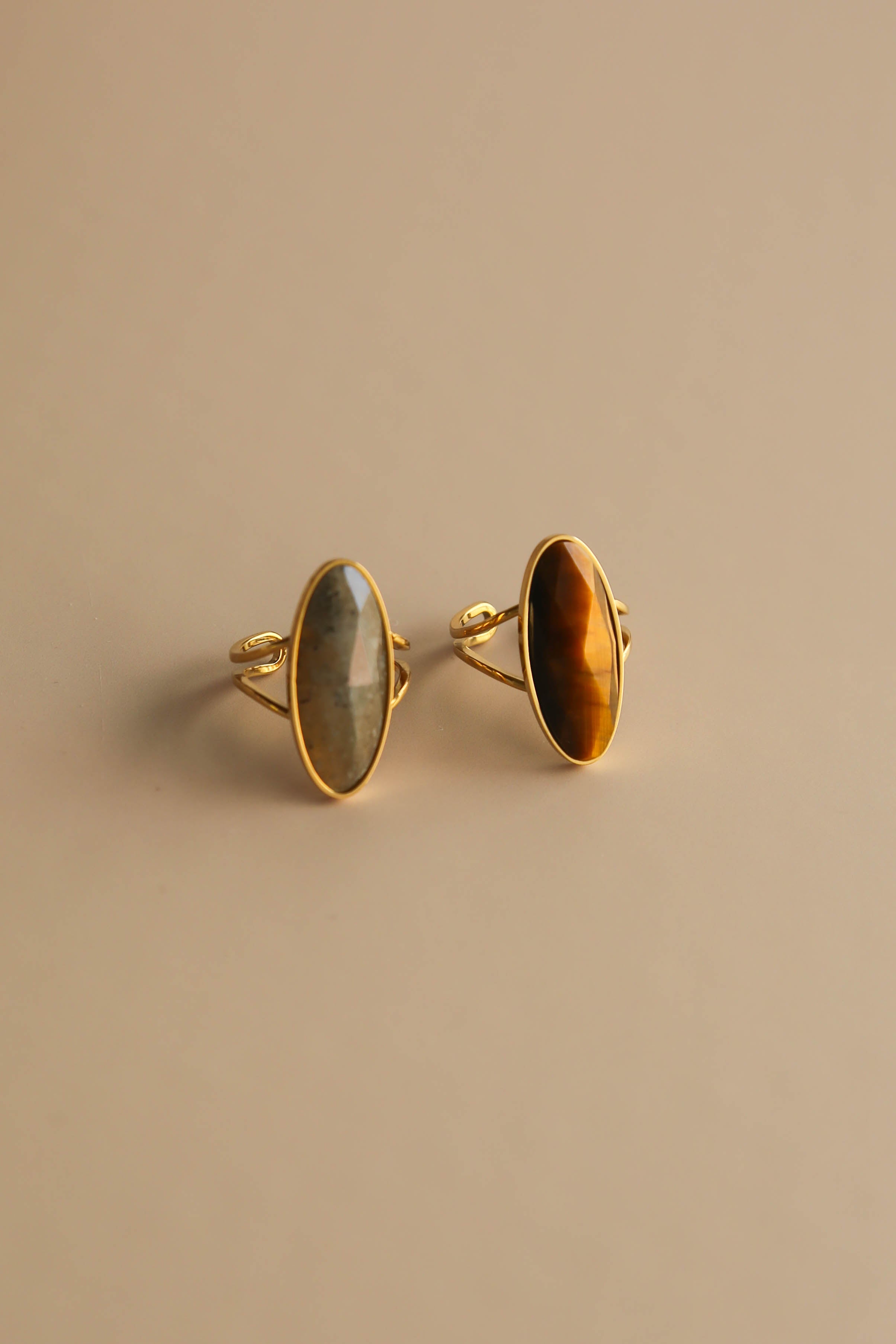 Anel em Aço Dourado Ajustável Oval Grande com Pedra Labradorite ou Olho de Tigre
