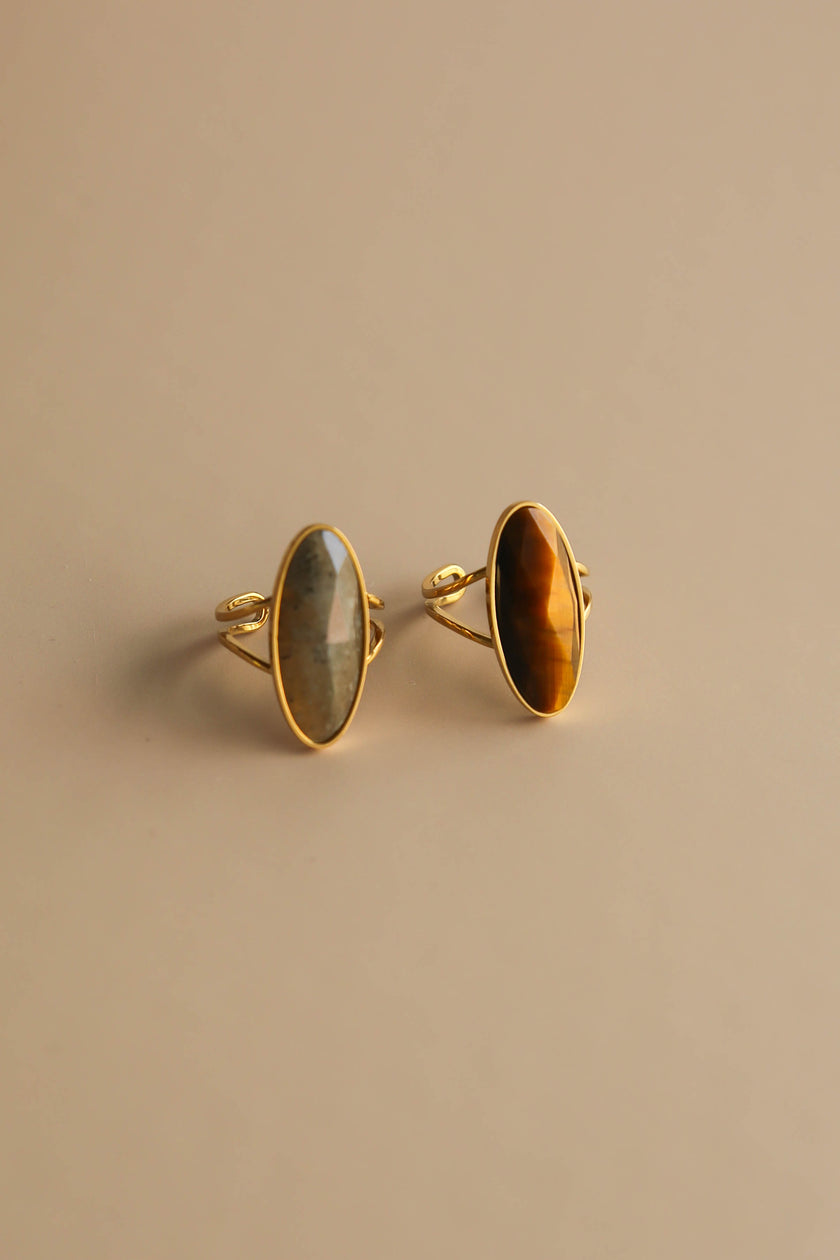 Anel em Aço Dourado Ajustável Oval Grande com Pedra Labradorite ou Olho de Tigre
