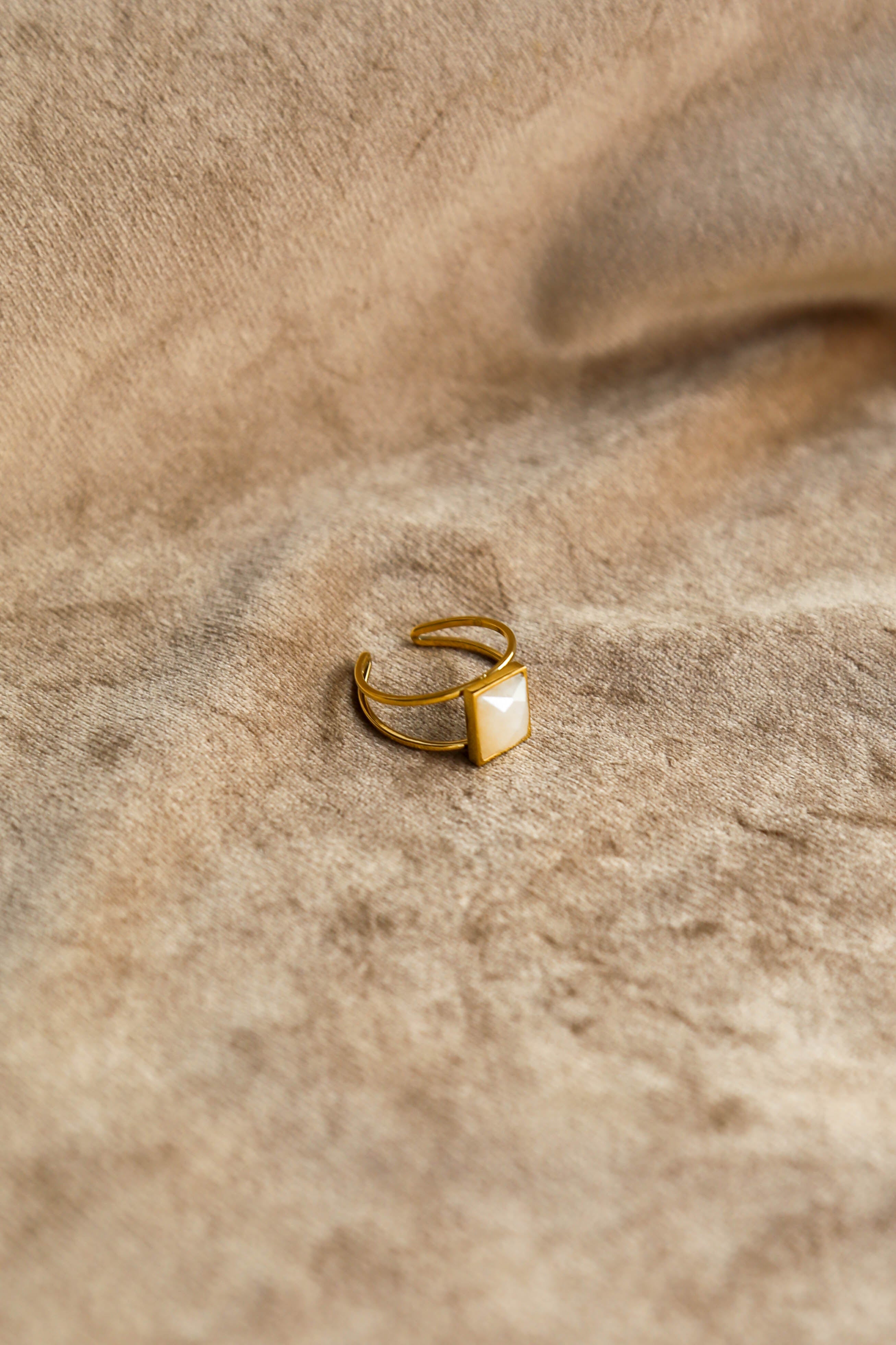 Anel em Aço Ajustável Dourado Quadrado Creme