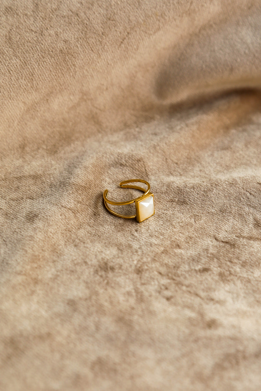 Anel em Aço Ajustável Dourado Quadrado Creme