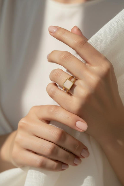 Anel em Aço Ajustável Dourado com Pedra Quadrada Creme