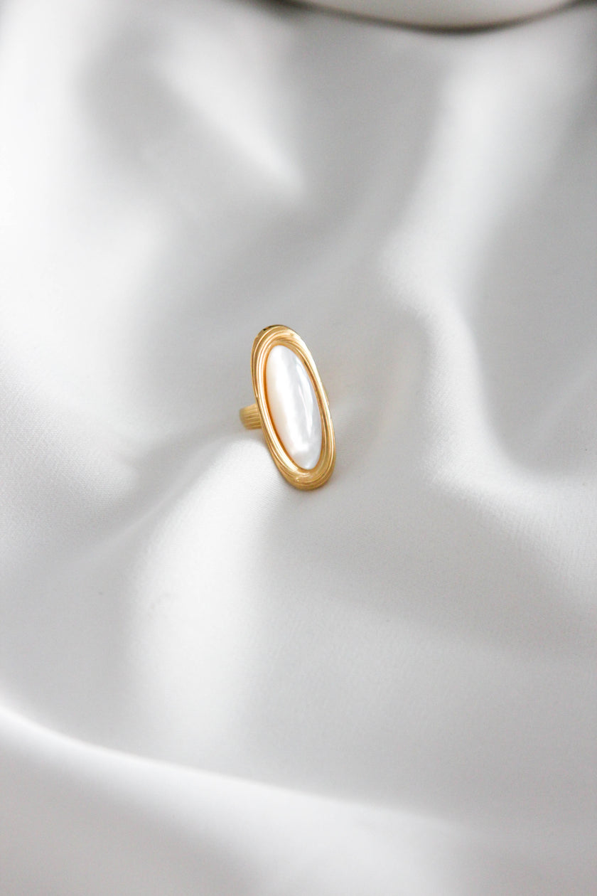 Anel em Aço Dourado Ajustável com Madrepérola Grande Oval