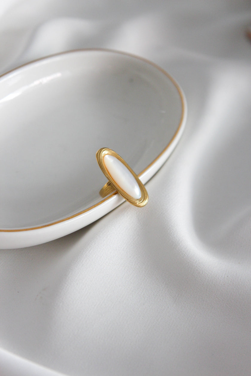 Anel em Aço Dourado Ajustável com Madrepérola Grande Oval