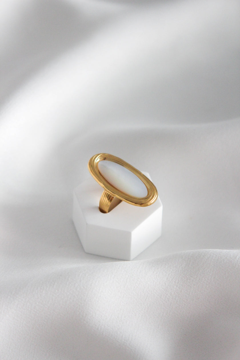 Anel em Aço Dourado Ajustável com Madrepérola Grande Oval