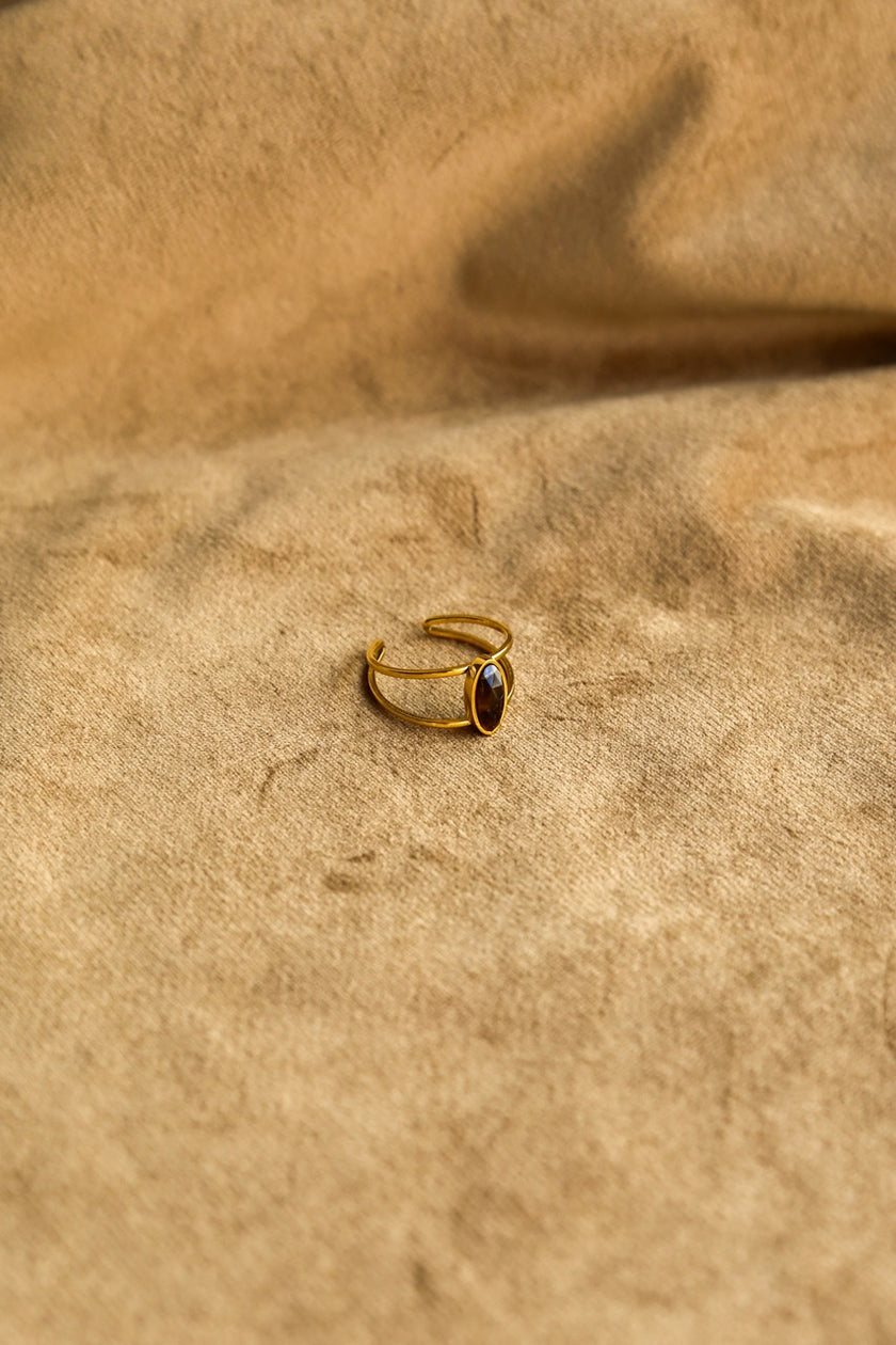 Anel em Aço Dourado Ajustável com Pedra Pequenina Oval Olho de Tigre