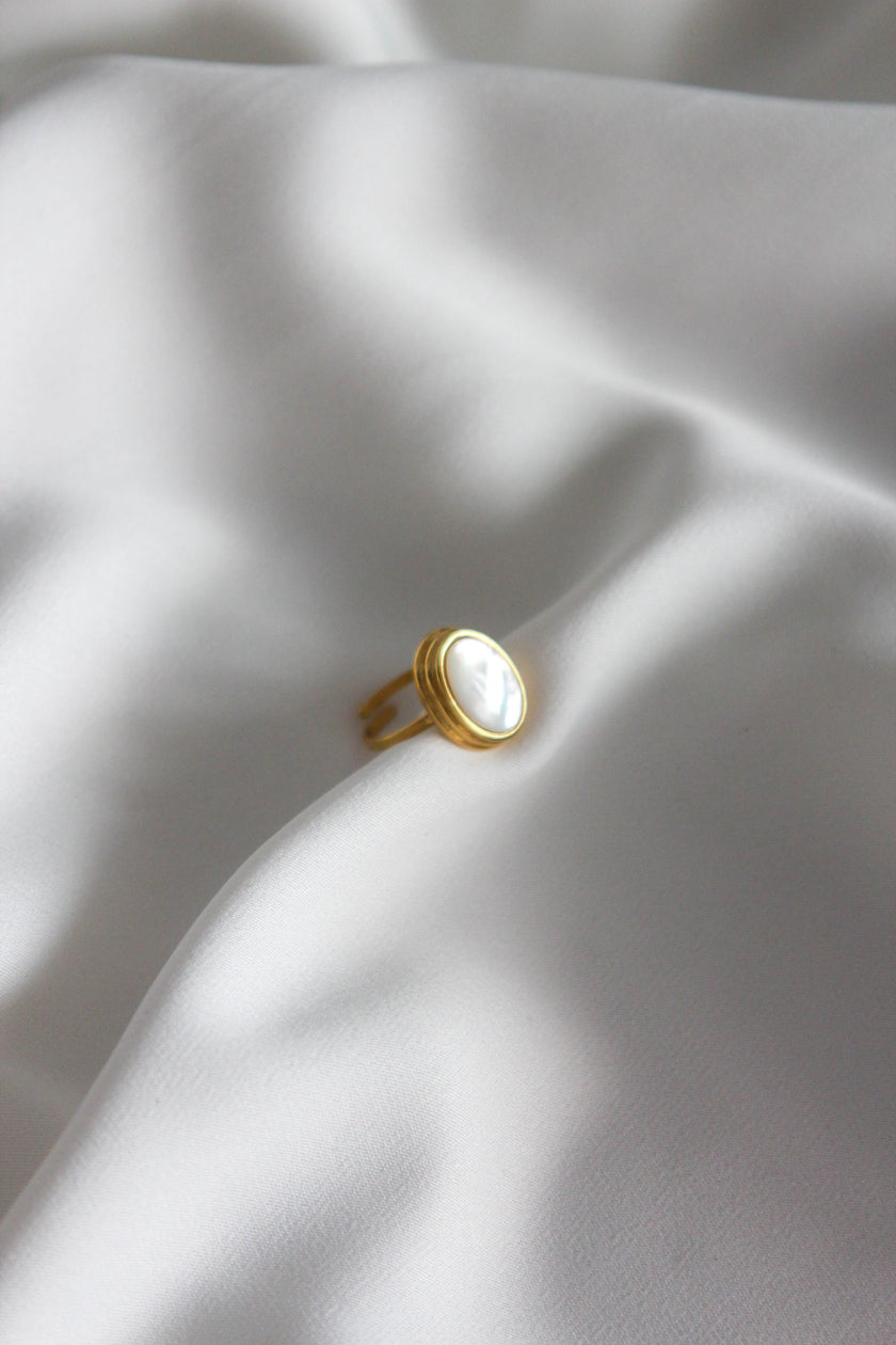 Anel em Aço Dourado Redondo Madrepérola