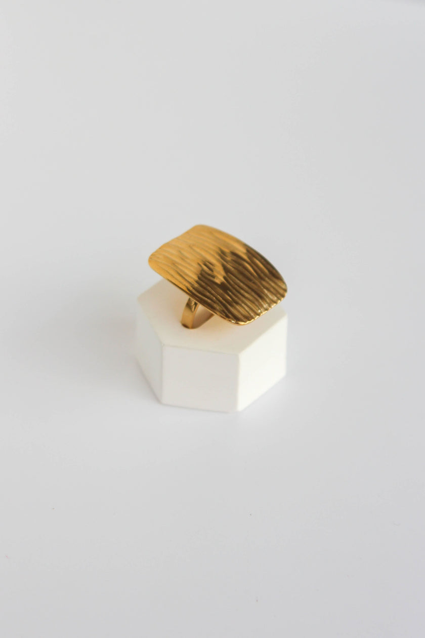 Anel em Aço Dourado Robusto Rectangular Trabalhado