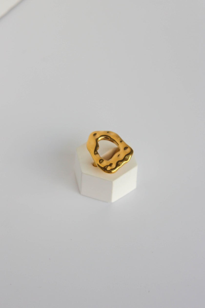 Anel em Aço Dourado Robusto Redondo Trabalhado