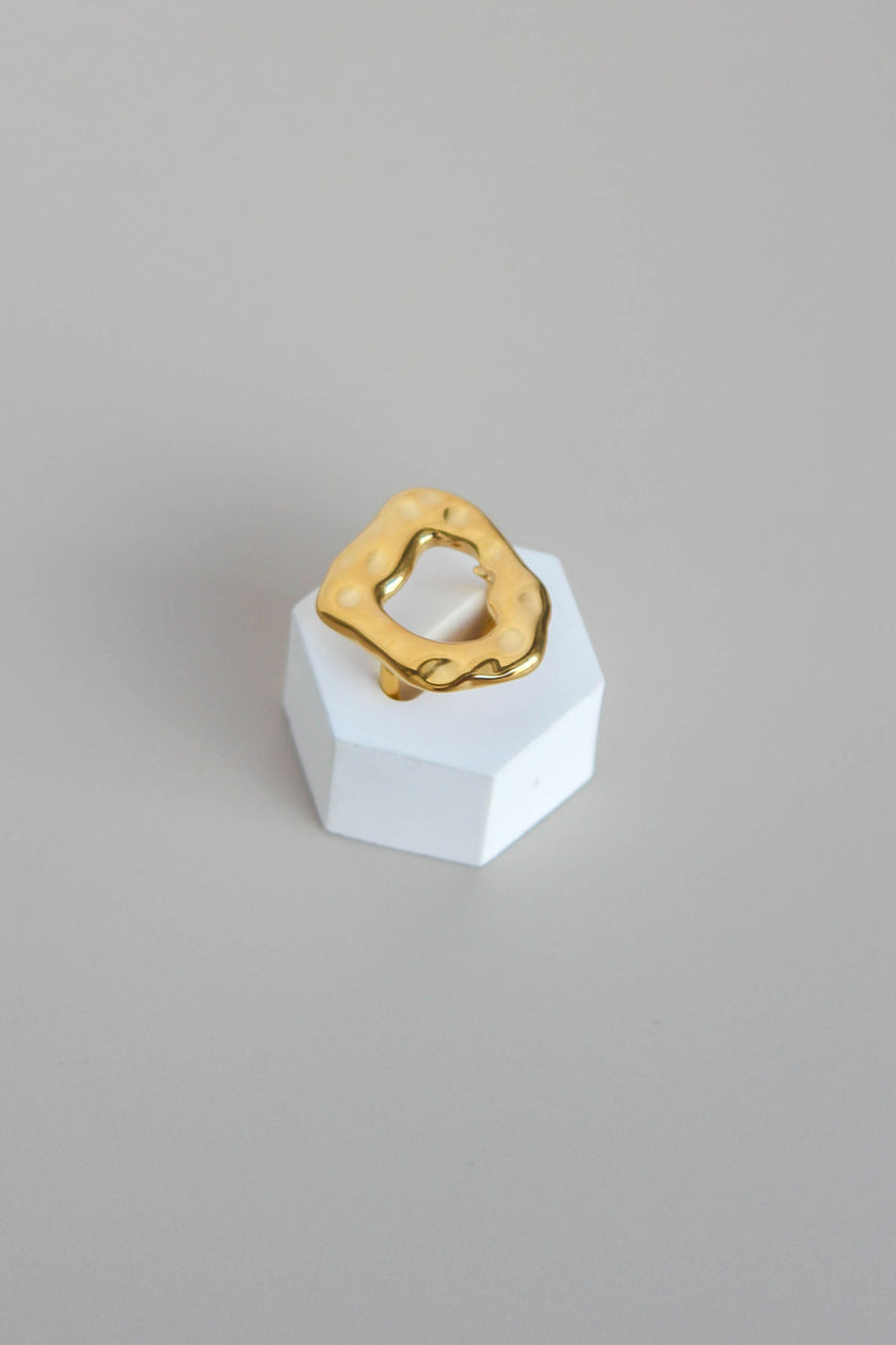 Anel em Aço Dourado Robusto Redondo Trabalhado