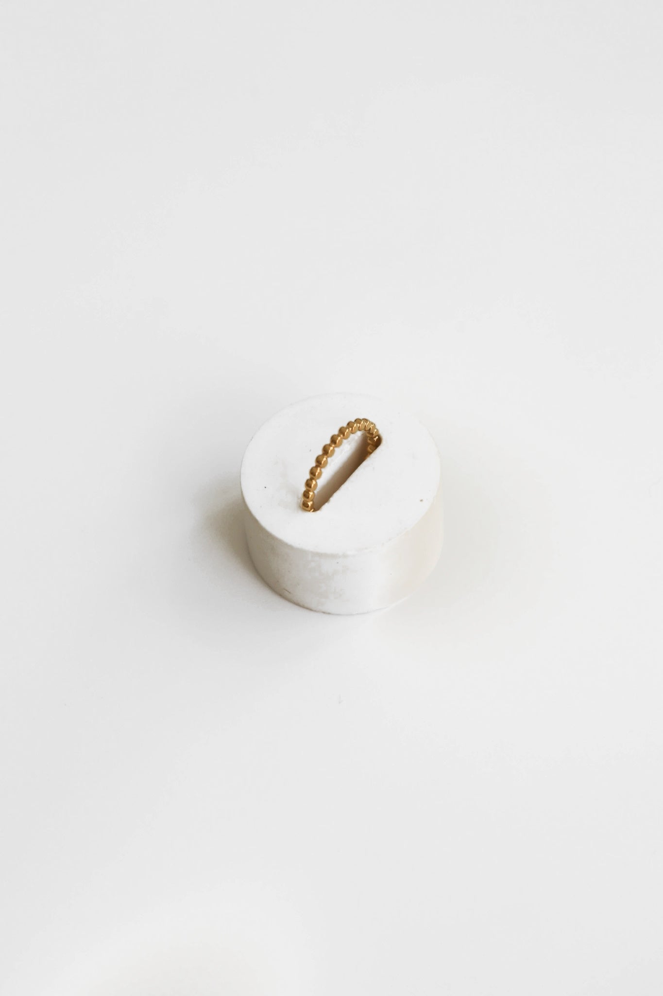 Anel em Aço Dourado com Contas Achatadas