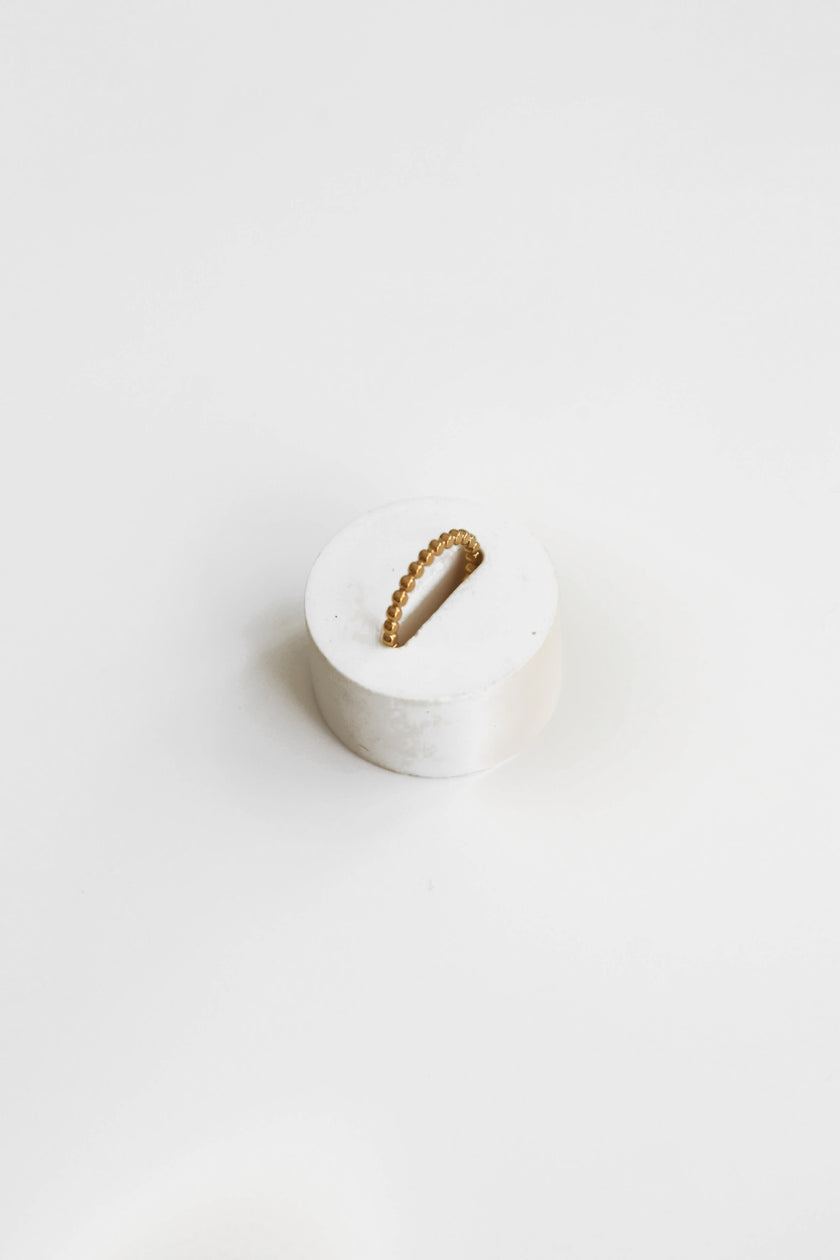 Anel em Aço Dourado com Contas Achatadas