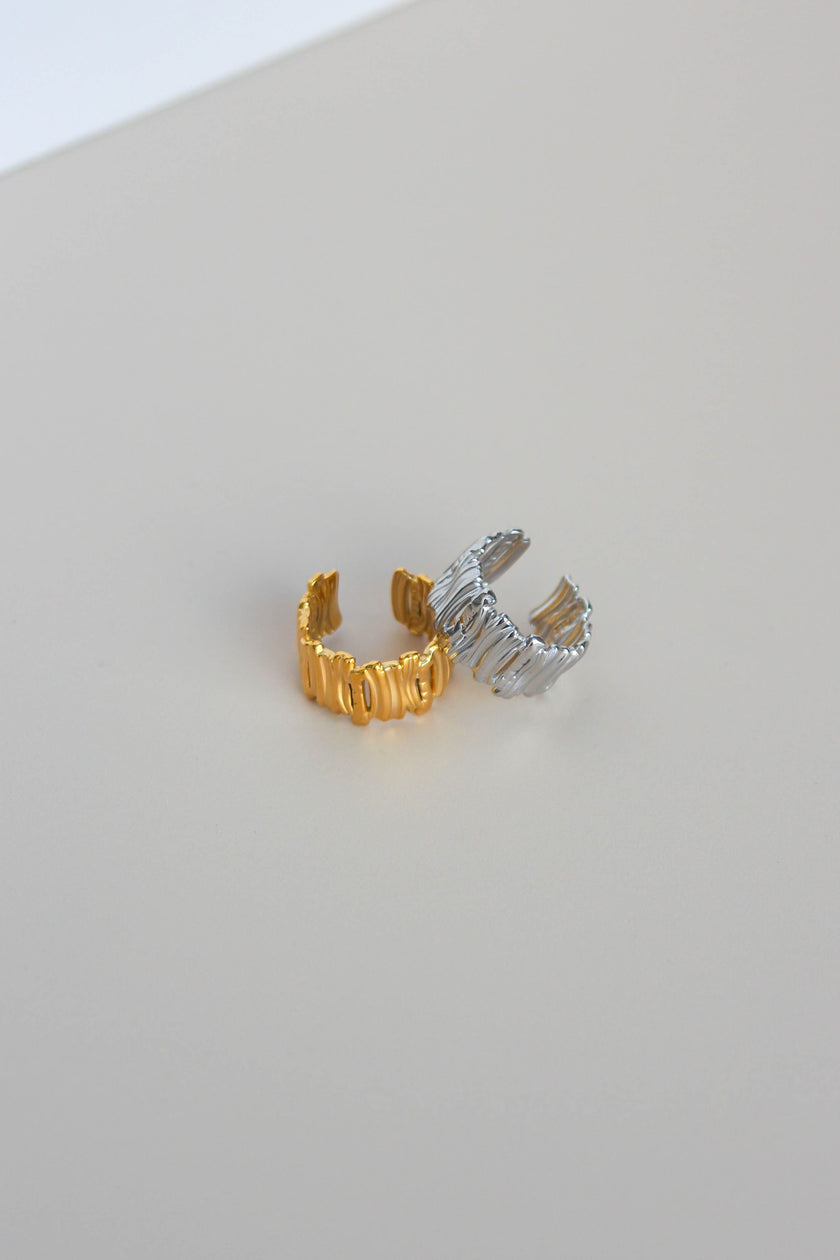 Anel em Aço Dourado ou Prateado Trabalhado