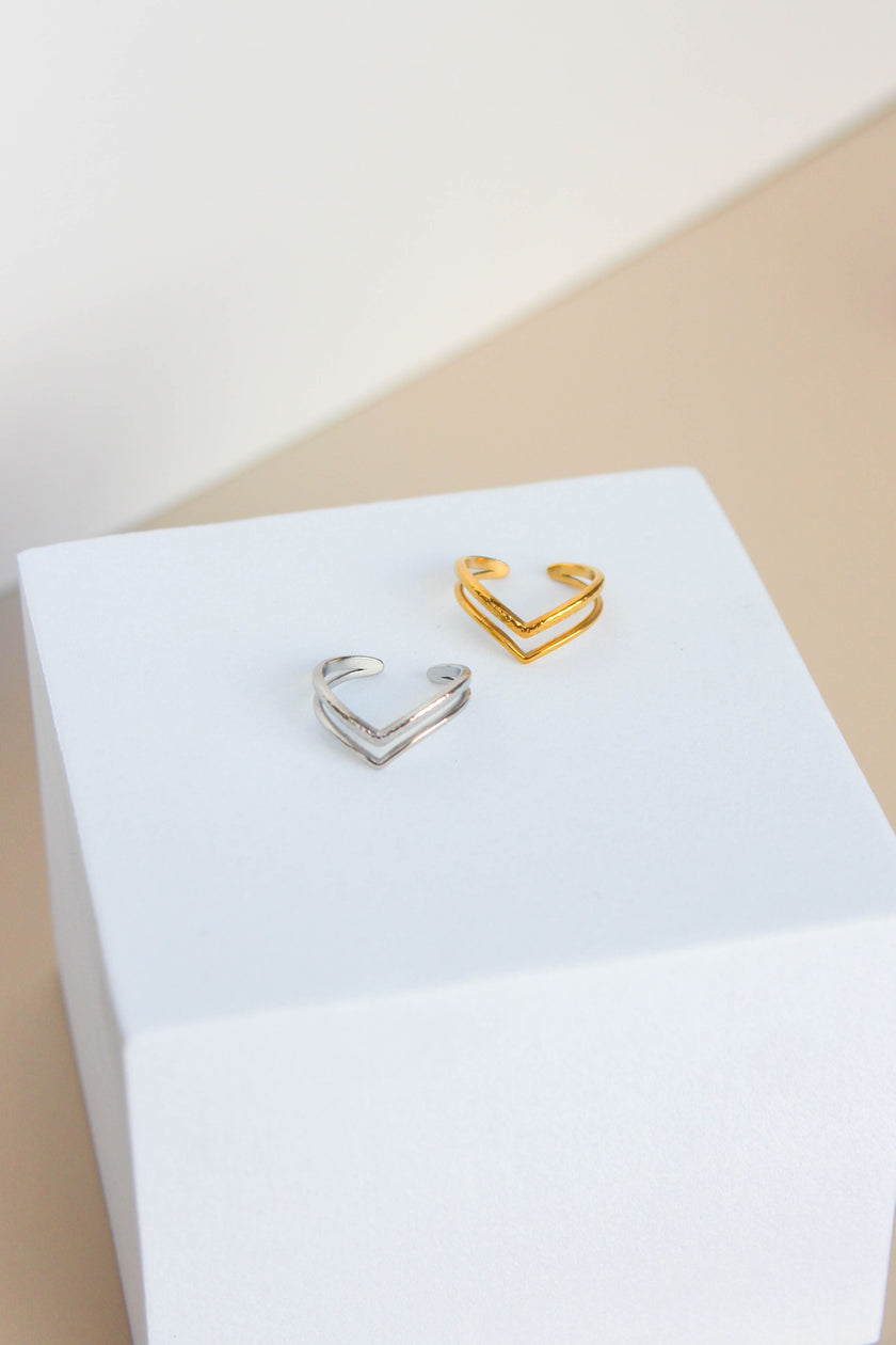 Anel em Aço Dourado ou Prateado com Duplo V