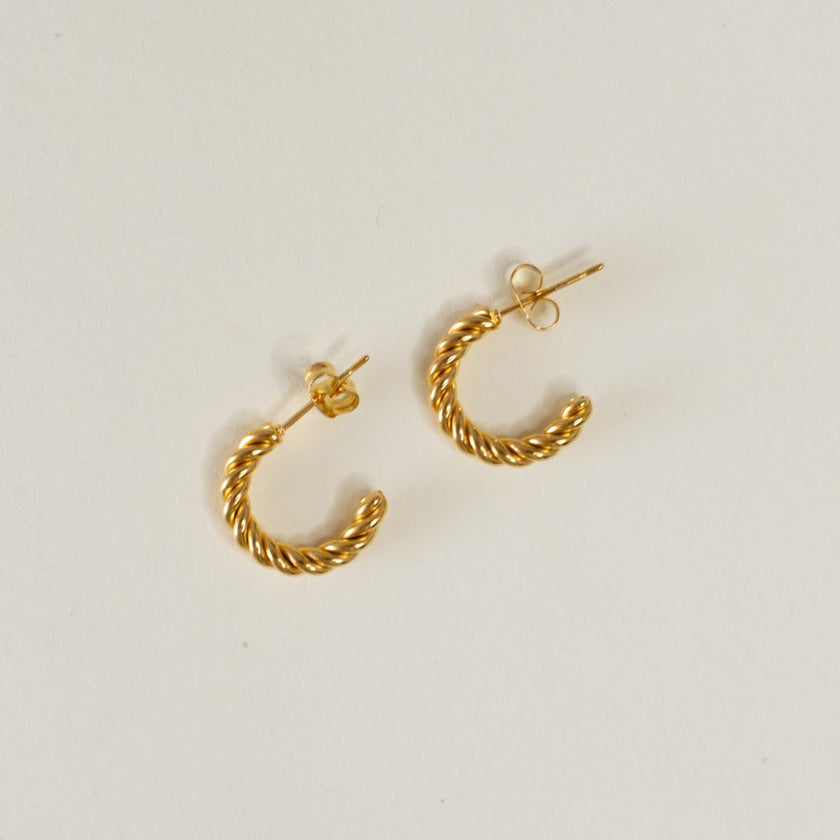 Argolas em Aço Douradas Entreleçadas Pequenas