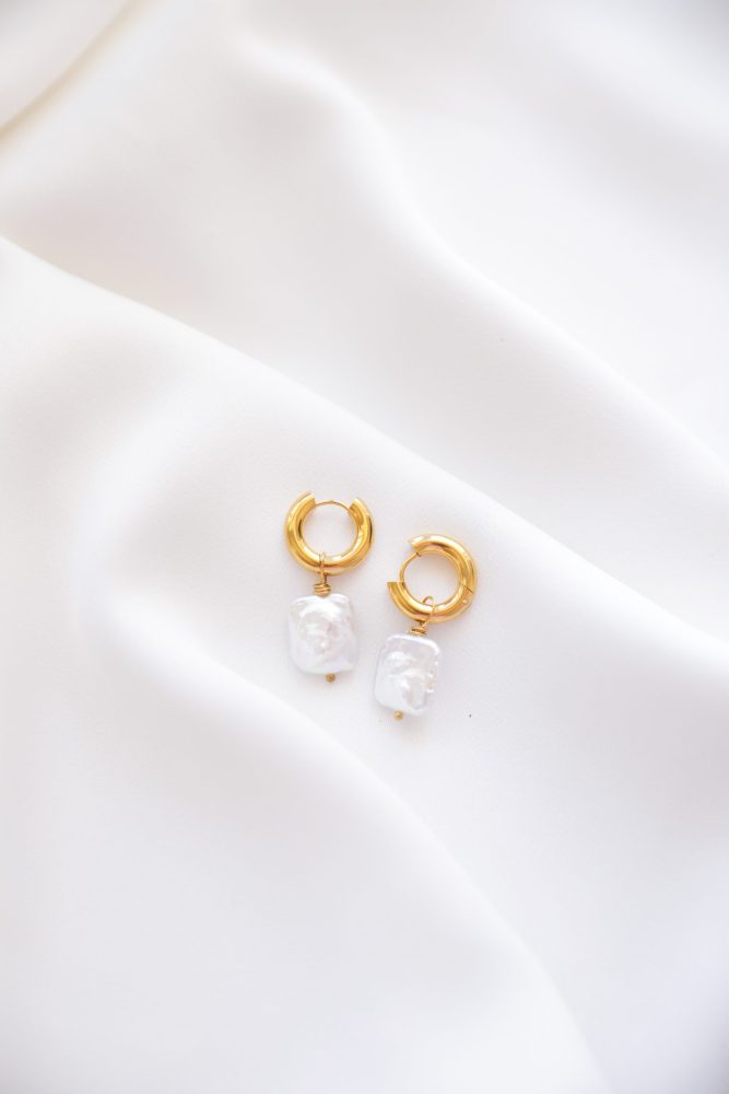 Argolas em Aço Douradas com Madrepérolas Quadradas