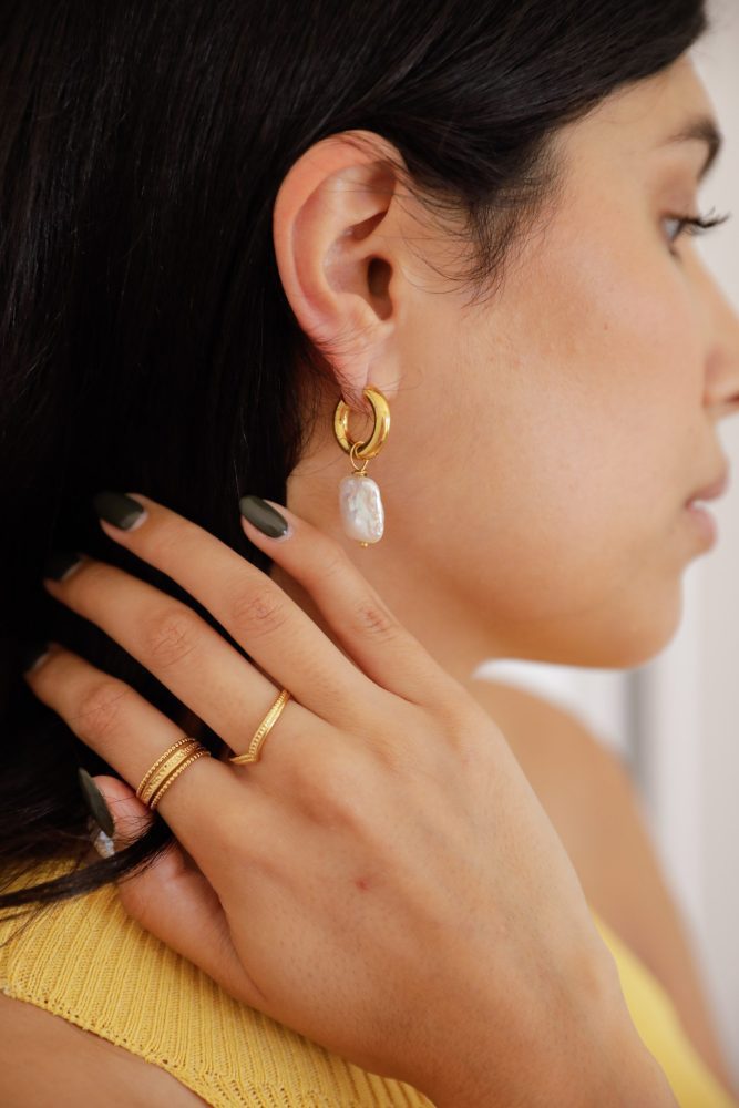 Argolas em Aço Douradas com Madrepérolas Quadradas