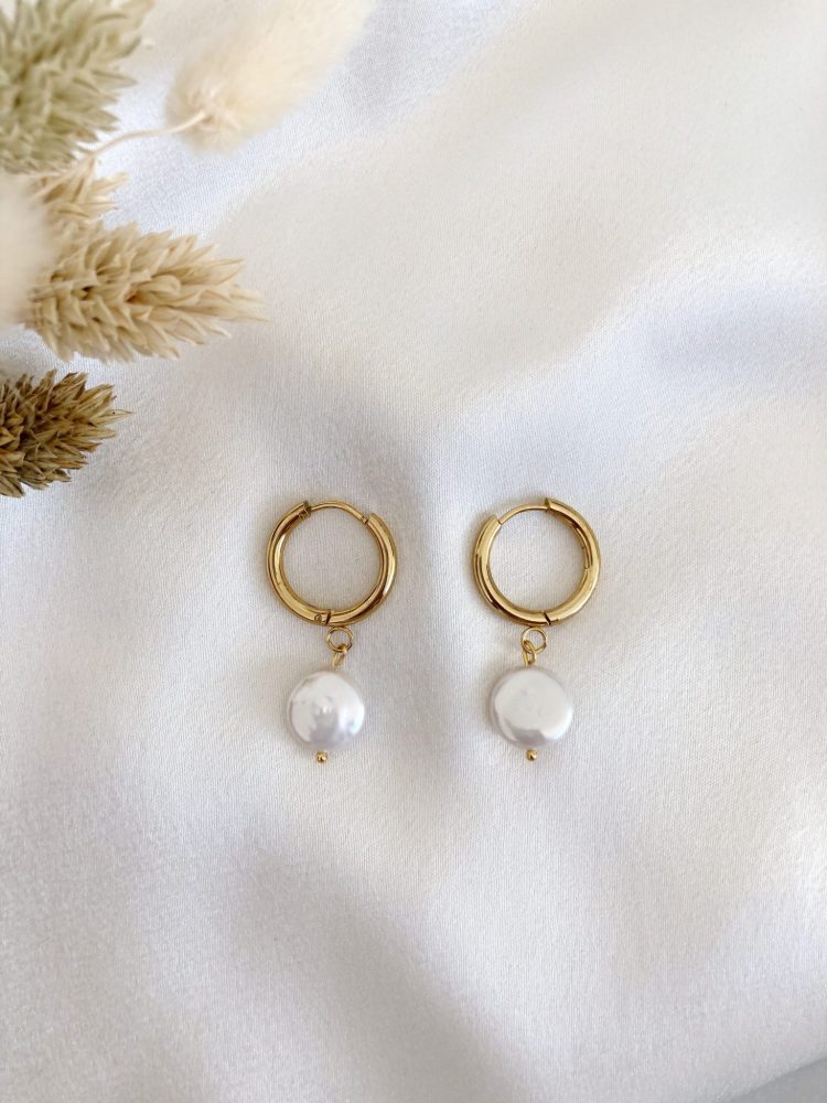 Argolas em Aço Douradas com Pérola de Água Doce Achatada