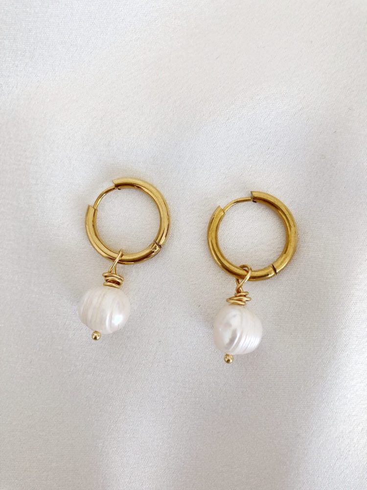 Argolas em Aço Douradas com Pérola de Água Doce Redondas