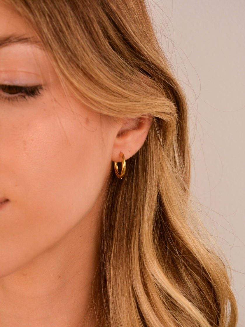 Argolas em Aço Torcidas Douradas ou Prateadas