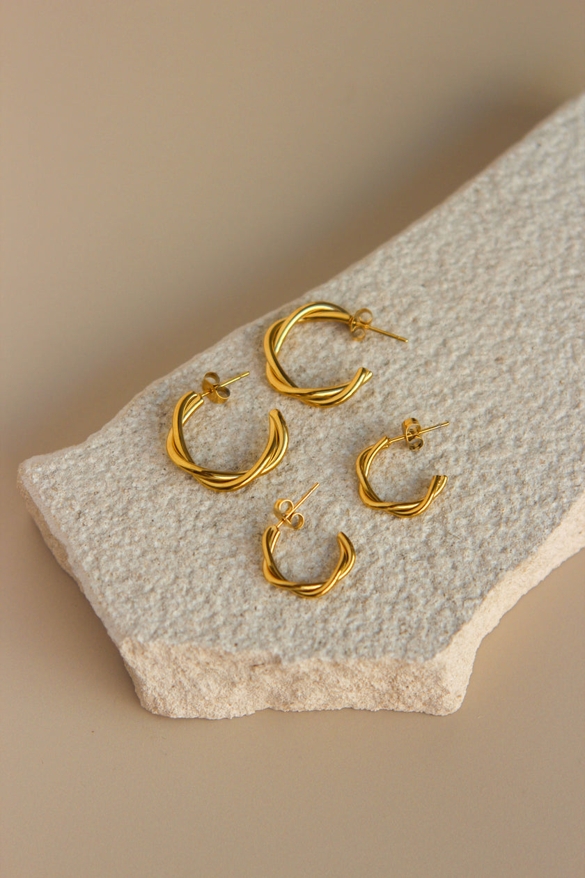 Argolas em Aço Torcidas Douradas ou Prateadas