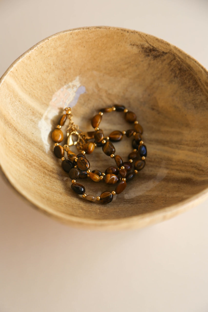 Colar de Pedras Naturais Olho de Tigre e Esferas em Aço