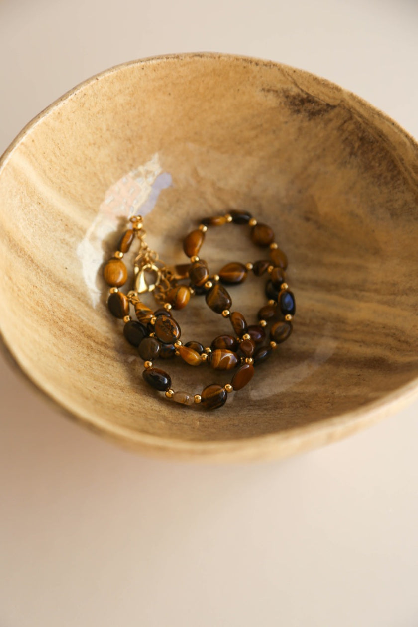 Colar de Pedras Naturais Olho de Tigre e Esferas em Aço