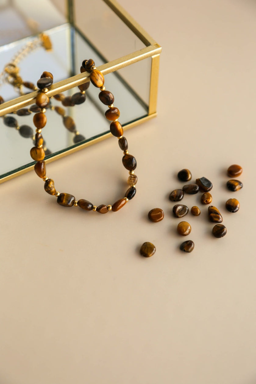 Colar de Pedras Naturais Olho de Tigre e Esferas em Aço