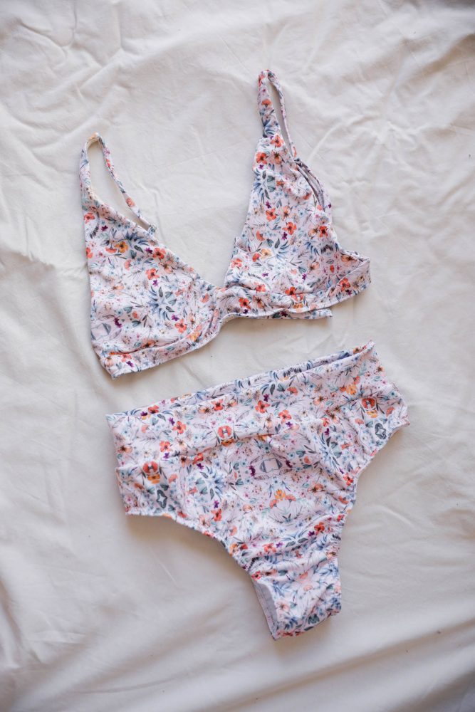 Biquini às Flores Tons Claros com Top Clássico e Cueca Subida