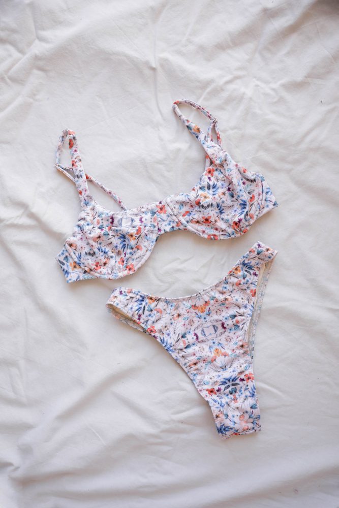 Biquini às Flores Tons Claros com Top com Aros e Cueca Alta