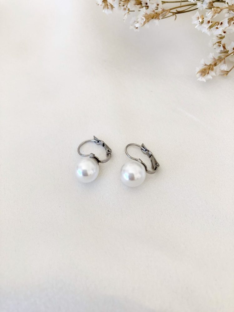 Brincos em Aço Prateados com Pérola