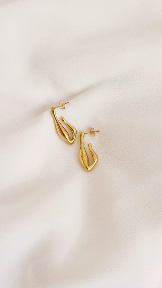 Brincos em Aço Dourados Compridos Dobrados