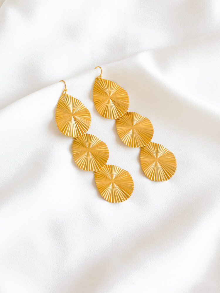 Brincos em Aço Dourados Compridos com Chapas Ciruclares Trabalhadas