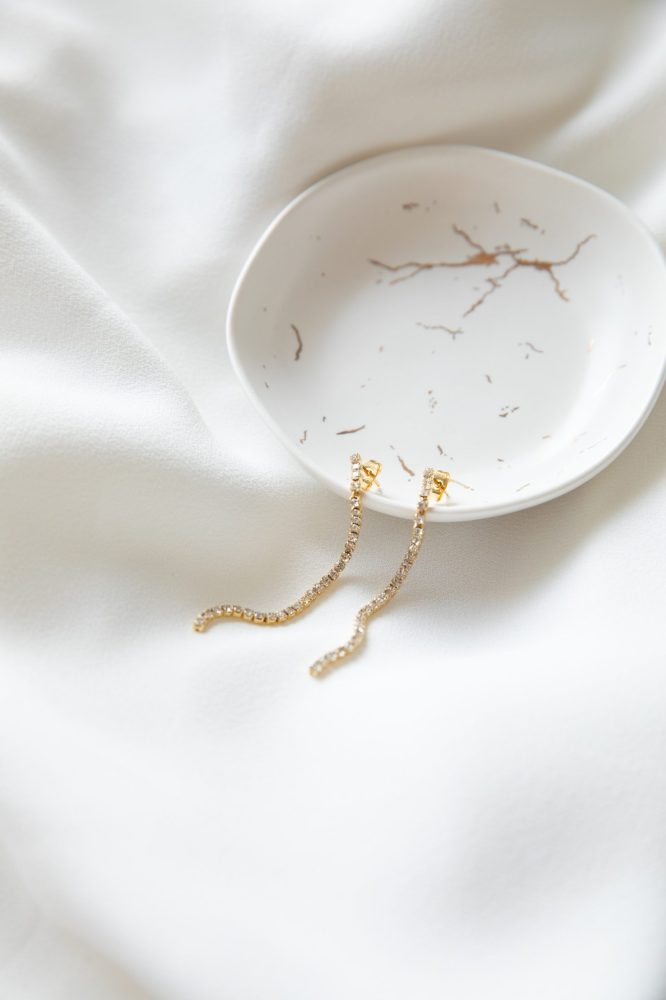 Brincos em Aço Dourados Compridos com Zircónias