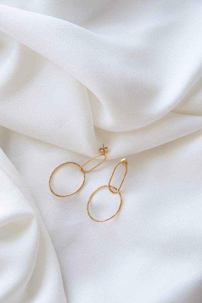 Brincos em Aço Dourados Compridos