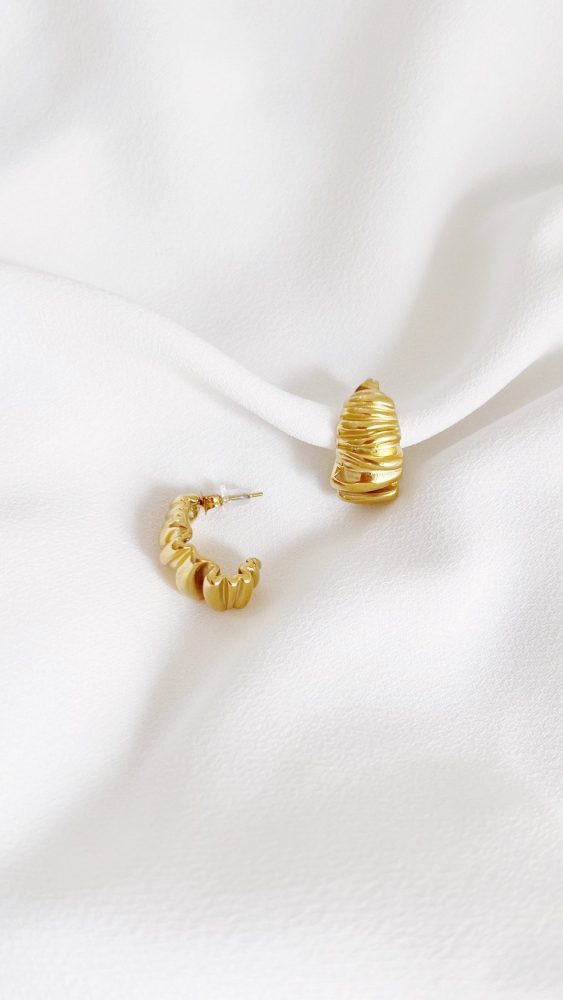 Brincos em Aço Dourados Ovais Trabalhados