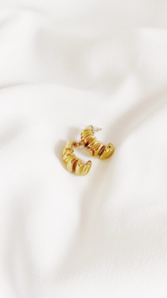 Brincos em Aço Dourados Ovais Trabalhados