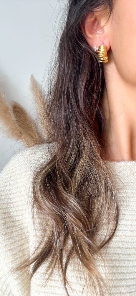 Brincos em Aço Dourados Ovais Trabalhados