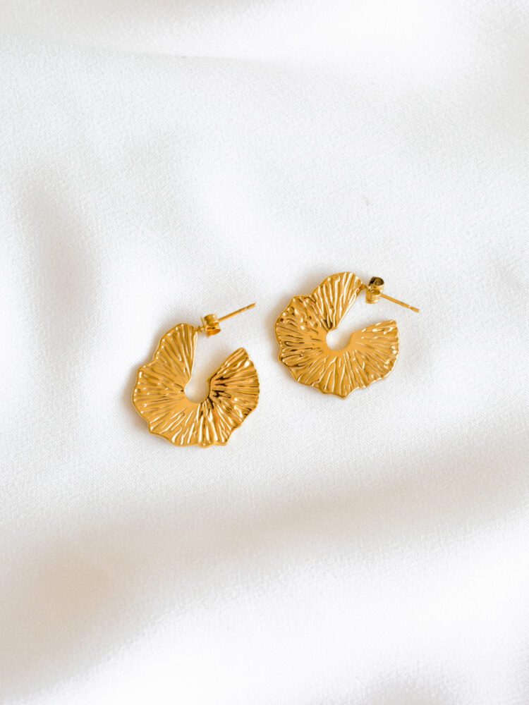 Brincos em Aço Dourados Trabalhados Achatados