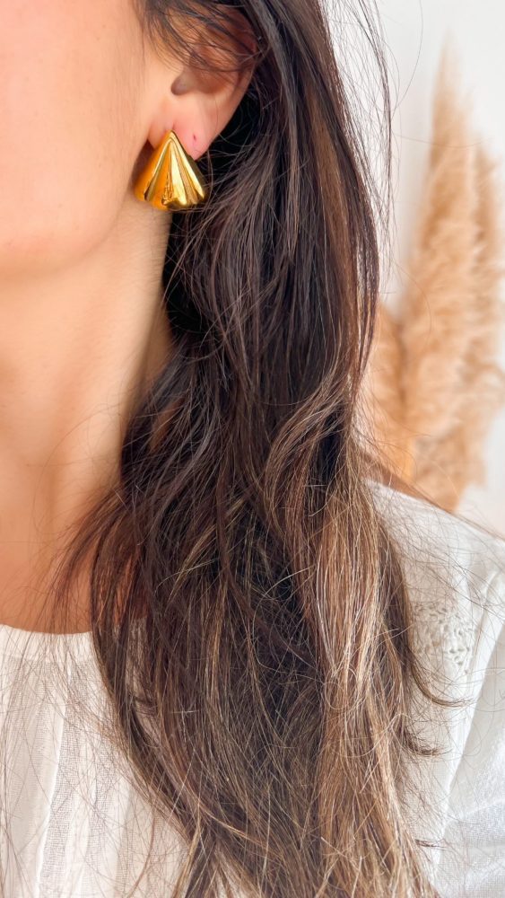 Brincos em Aço Dourados Vintage Concha