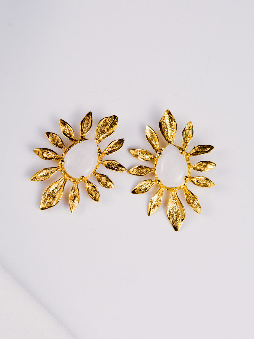 Brincos em Latão com Pedra Gota Branca e Folhas ao Redor