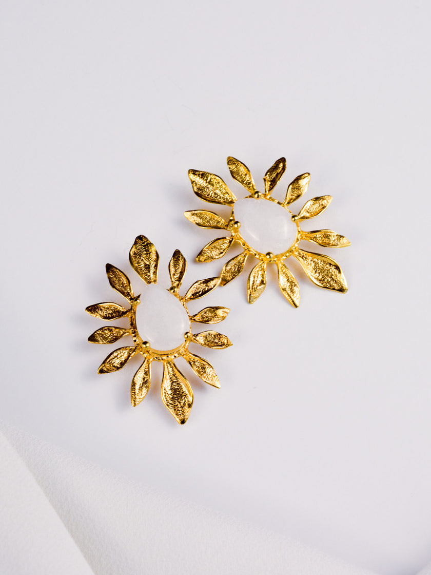 Brincos em Latão com Pedra Gota Branca e Folhas ao Redor