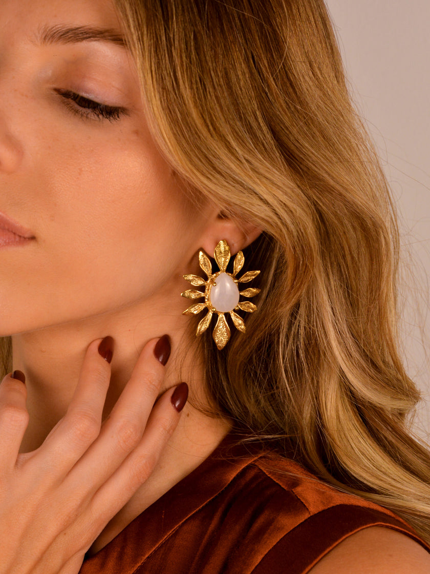 Brincos em Latão com Pedra Gota Branca e Folhas ao Redor