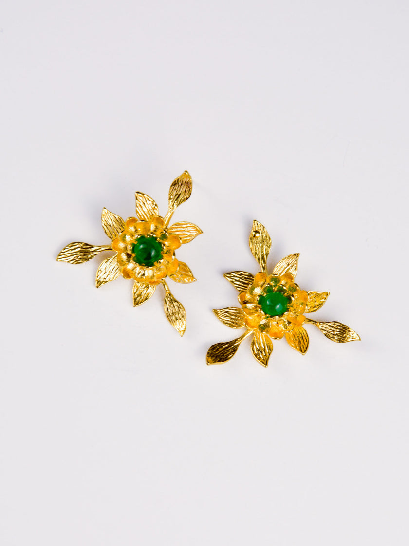 Brincos em Latão com Pedra Verde e Folhas ao Redor