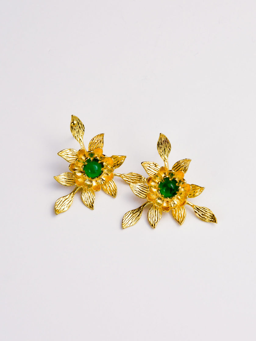 Brincos em Latão com Pedra Verde e Folhas ao Redor