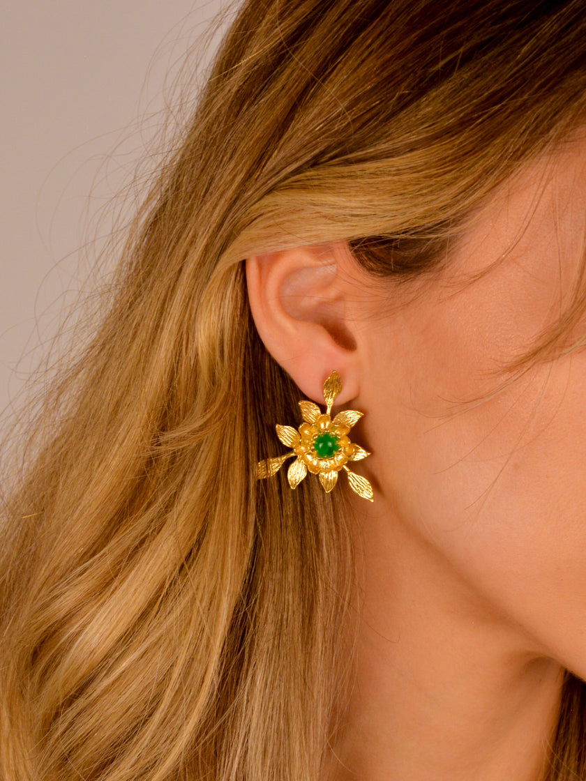 Brincos em Latão com Pedra Verde e Folhas ao Redor