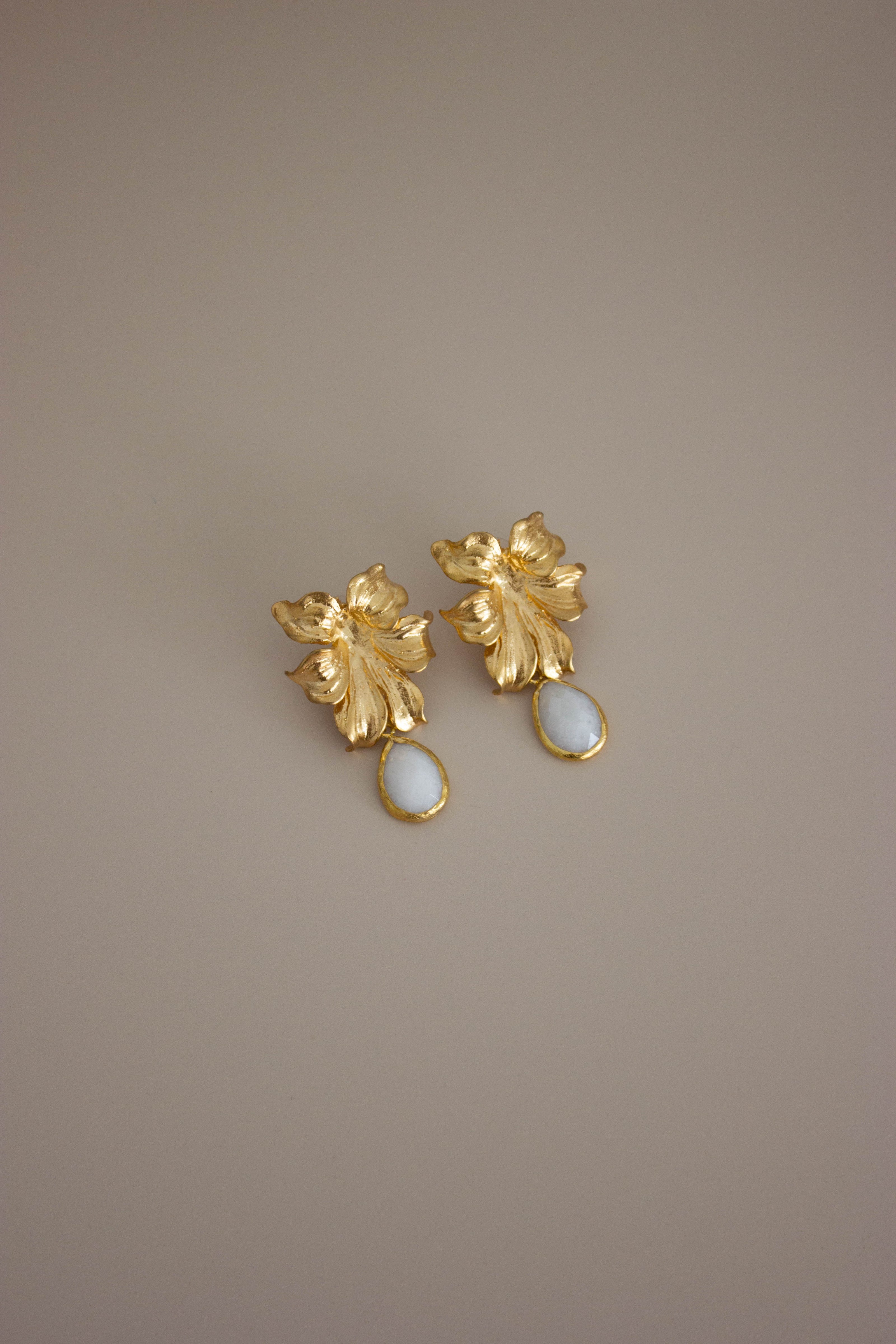 Brincos Dourados Grandes Florais em Latão com Pedra Branca