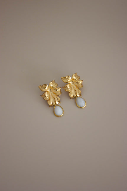 Brincos Dourados Grandes Florais em Latão com Pedra Branca